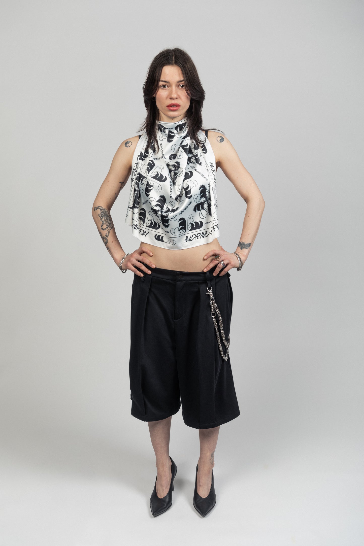 BLACK FOLDSTRIPE SHORTS