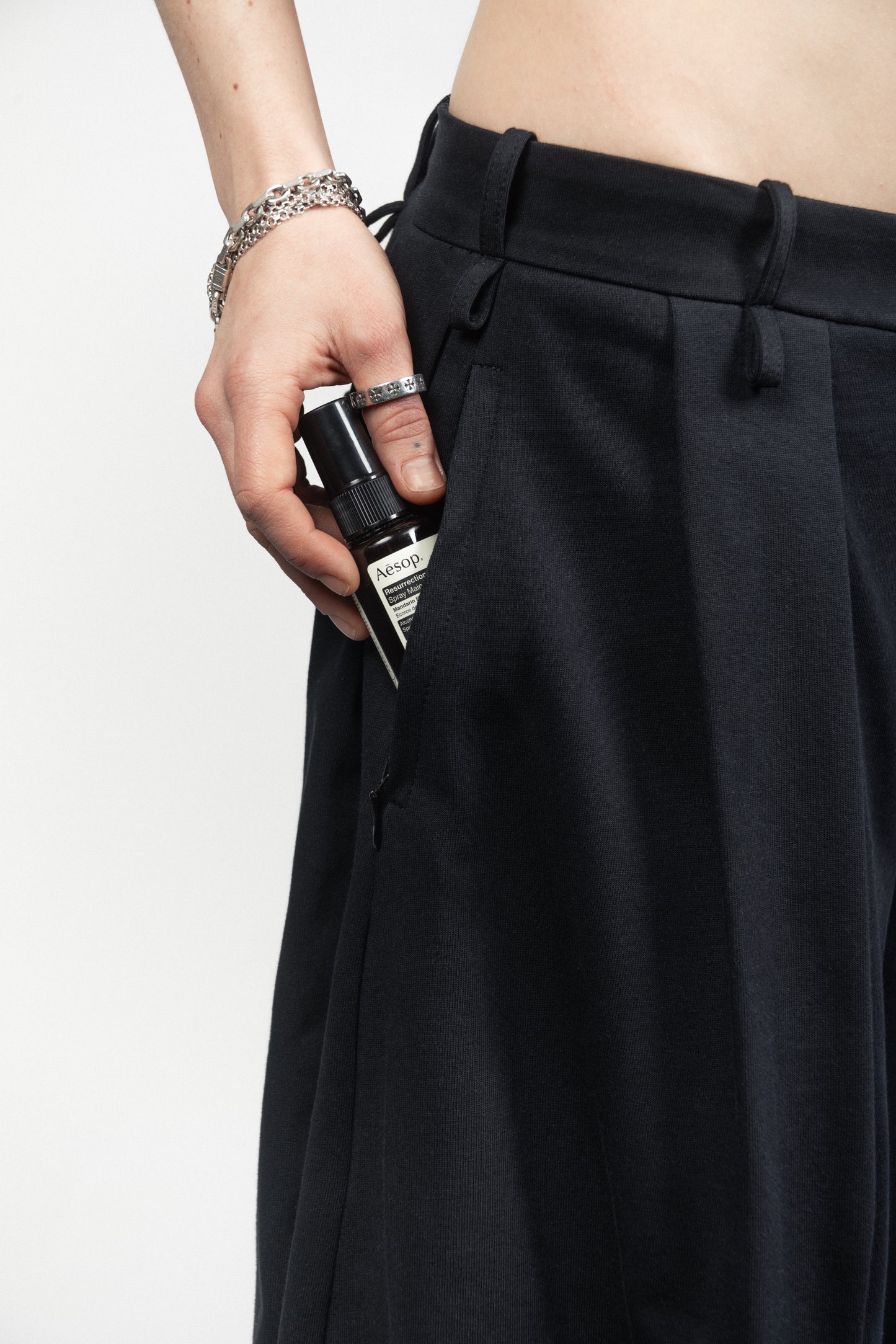 BLACK FOLDSTRIPE SHORTS