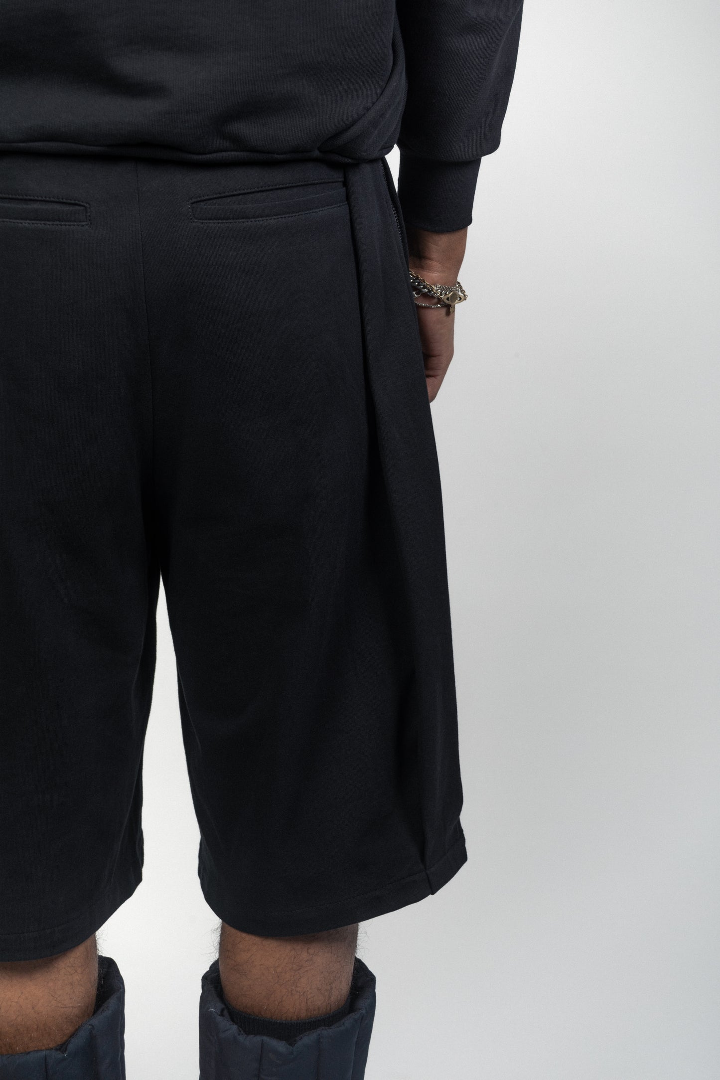 BLACK FOLDSTRIPE SHORTS