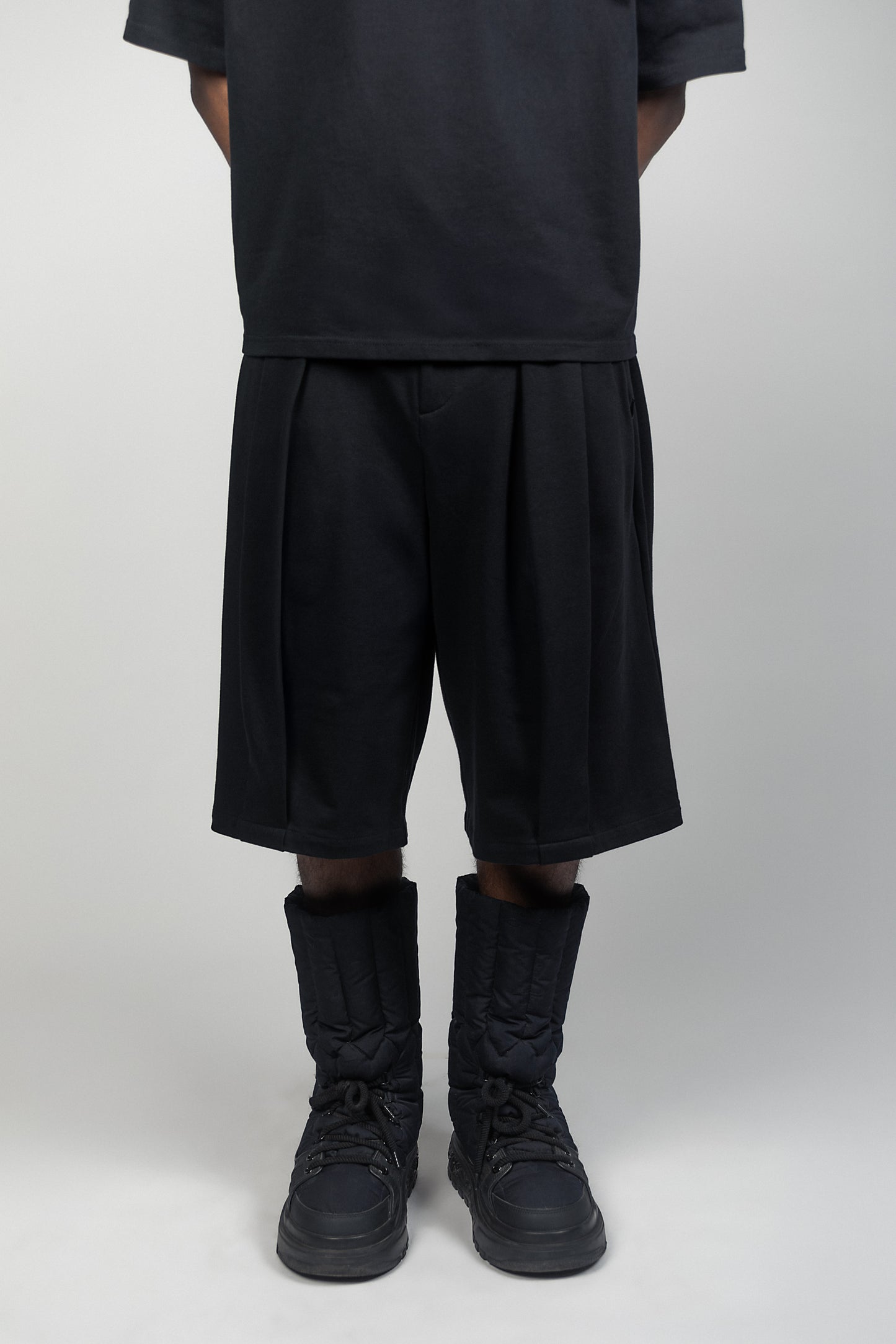 BLACK FOLDSTRIPE SHORTS